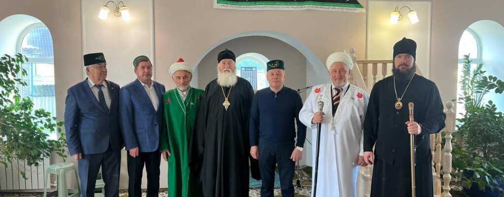 Епископ Митрофан в праздник Ураза-байрам посетил Соборную мечеть в г. Янаул